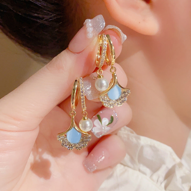 Boucles d'oreilles délicates en forme de feuille de ginkgo pour femmes