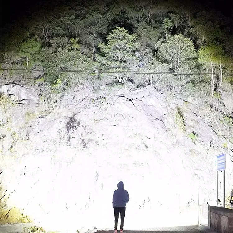 Lampe de poche zoomable à lumière super forte