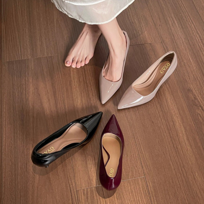 Escarpins à talons aiguilles en cuir verni pour femmes avec semelle rouge